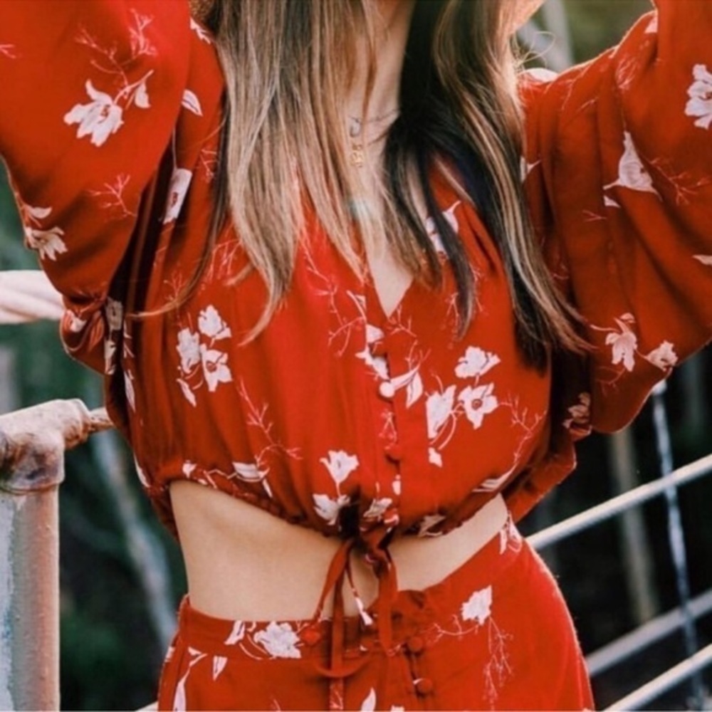 Knot Sisters NWT Red Crop Top Floral Long Sleeves M